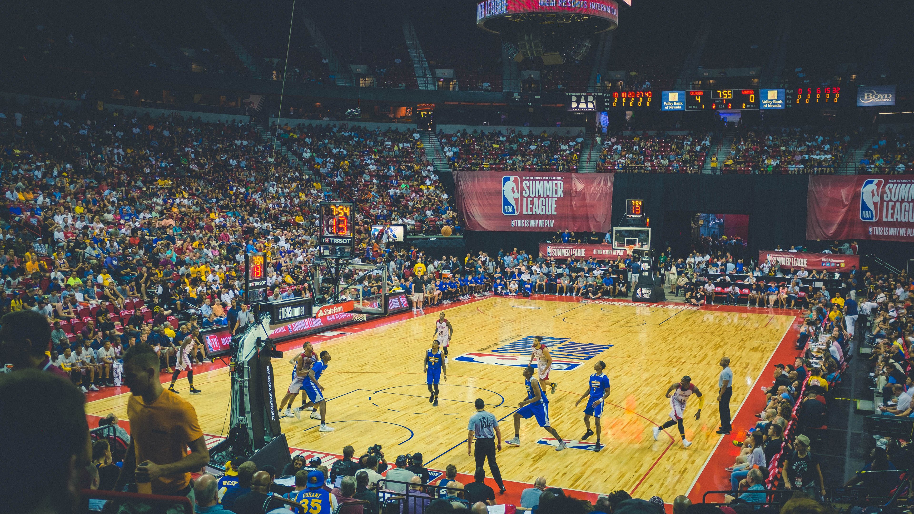 球迷现场打出巨幅横幅表达对主教练团队的支持与肯定，球队祝福的话